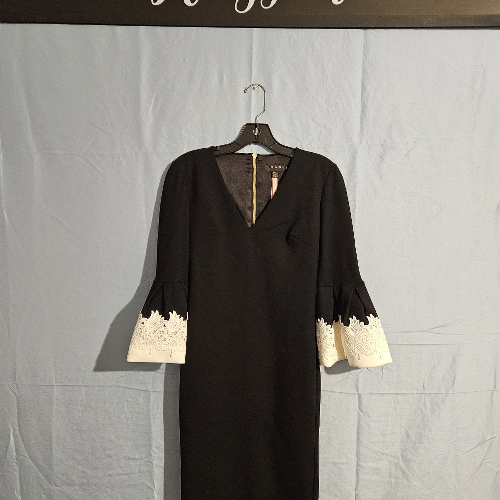 SIZE 0 TED BAKER BLACK AND WHITE CUFF DRESS GOLD ZIPPER IN BACK.